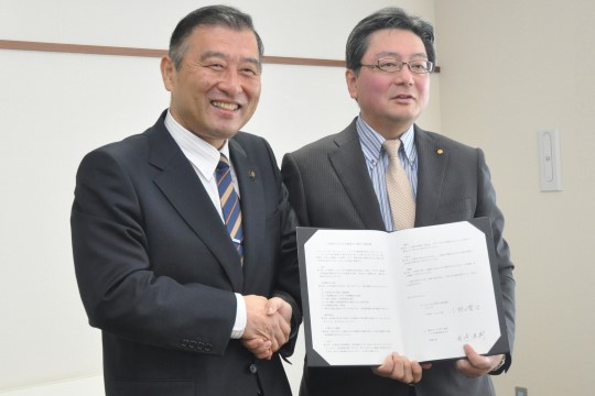 Miyoshi City Mayor Kenji Onoda (left) and TMC SMO Naoki Miyazaki (right)