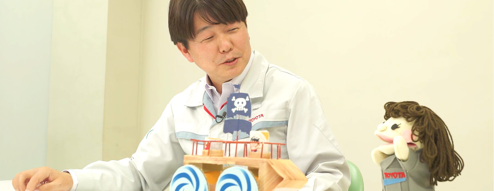 からくり先生とイメージキャラクターミライちゃんの談笑のようす