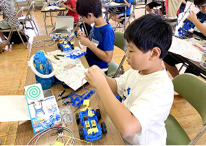 手作りハイブリッドカー 制作中の様子