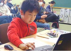 自動運転プログラミング･カー 制作中の様子