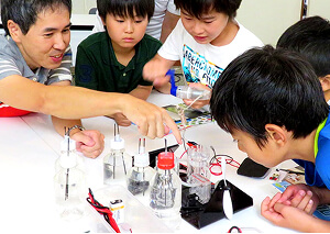 燃料電池自動車 制作中の様子