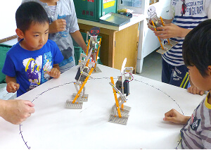 二足歩行型ロボット 制作中の様子