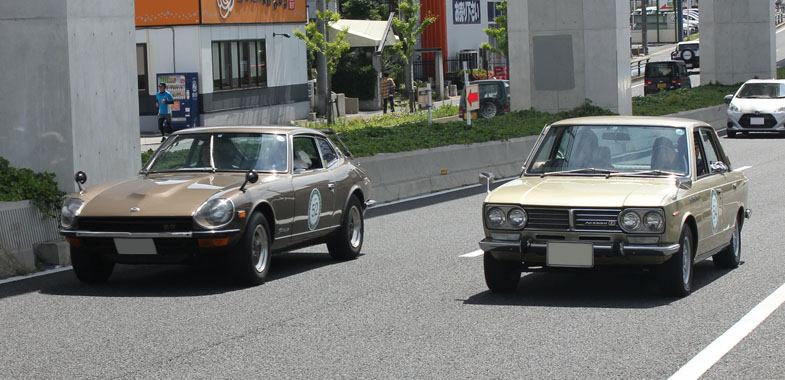 Left: Nissan Fairlady Z 2+2 (1975); Right: Nissan Laurel (1969)