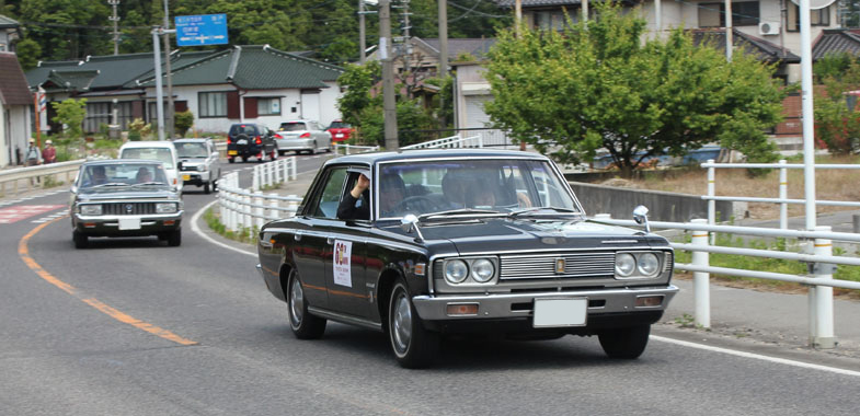 Left: Toyota Crown (1974); Right: Toyopet Crown (1970)