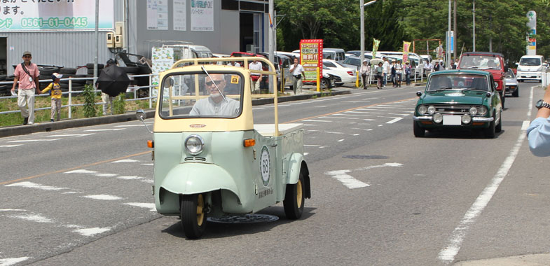 Left: Daihatsu Midget (1960); Right: Isuzu Ballette 1600GT (1970)