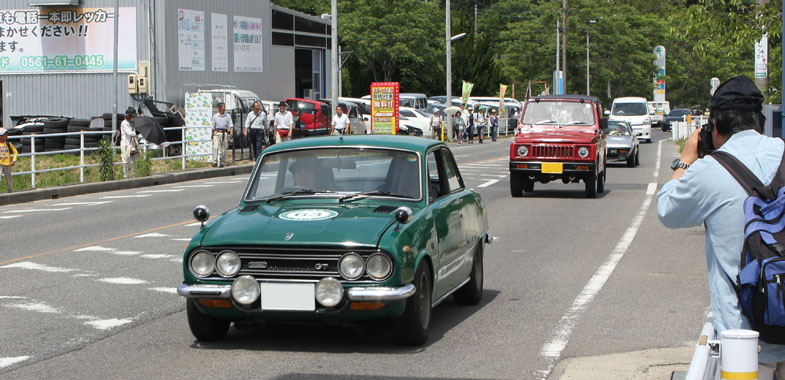 Left: Isuzu Ballette 1600GT (1970); Right: Suzuki Jimny (1985)