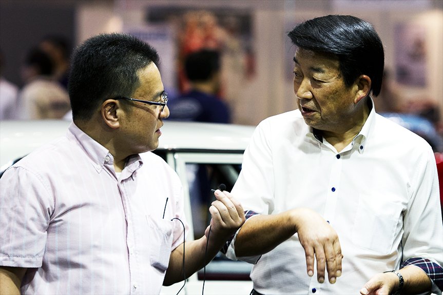 Mr. Kobayashi (on the right) feels joyful in meeting with the “Corolla master” (on the left) for the first time