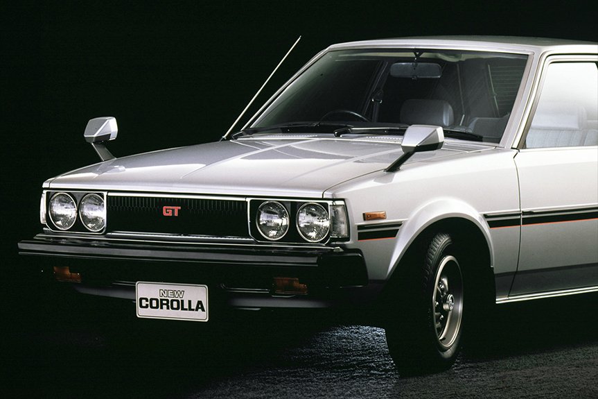 The fourth-generation Corolla equipped with four round lamps