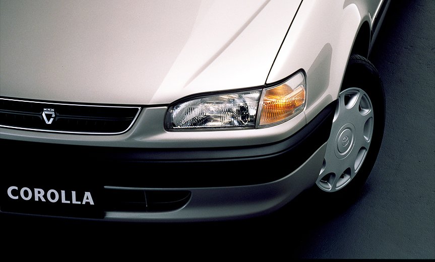 Part of the bumper and the side protection molding were left black and unpainted for the eighth-generation Corolla.