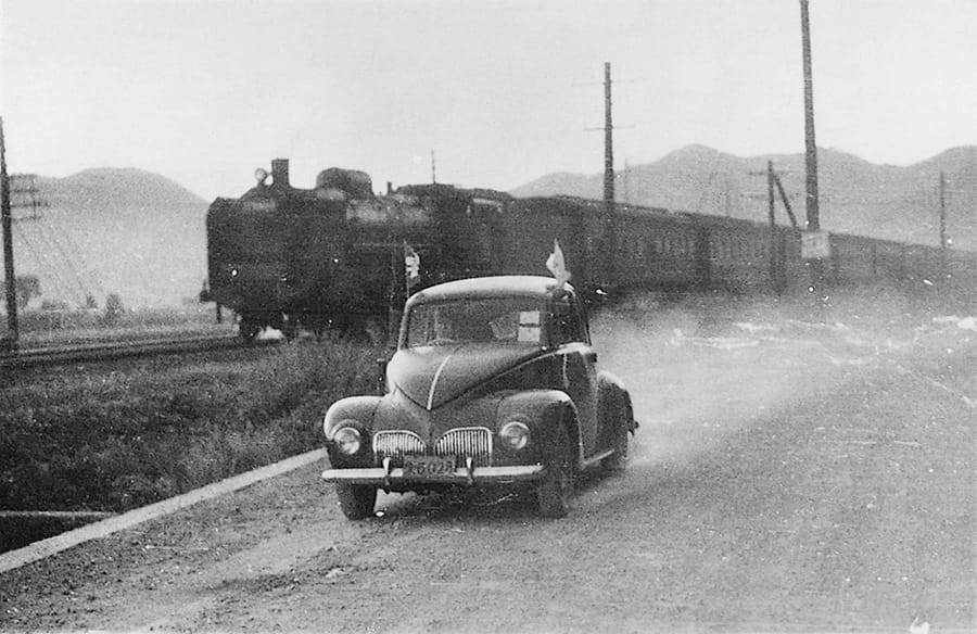 Toyopet Model SA in an open test drive