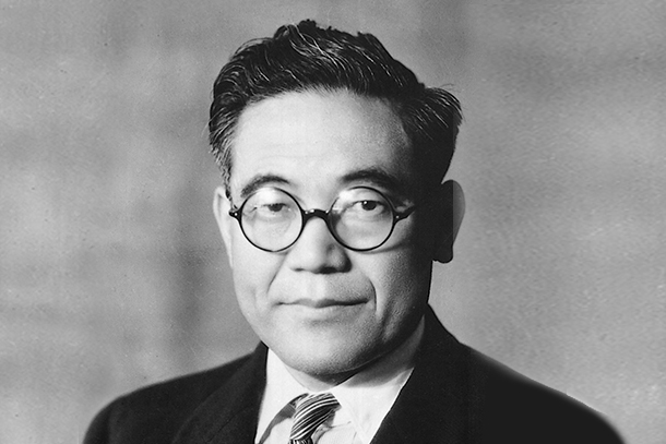 豊田喜一郎（1894年～1952年）／1927年に完成した月産300台のG型自動織機の組立ラインに、チェーンコンベアを用いた流れ作業を導入した経験を生かし、1938年に完成した挙母工場（現本社工場）組立ラインでも流れ作業を導入