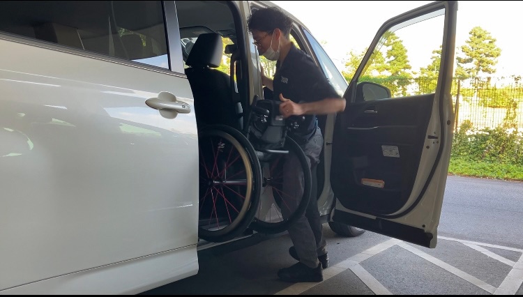 写真3 立ち上がって車いすを積み込む様子（山口さん）同じ車いすユーザーでも、村瀬さんとは大きく異なる乗り方なのが分かる