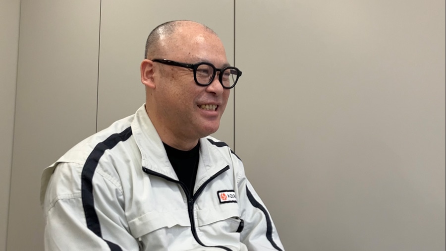 人生のターニングポイントを明るく語る須山