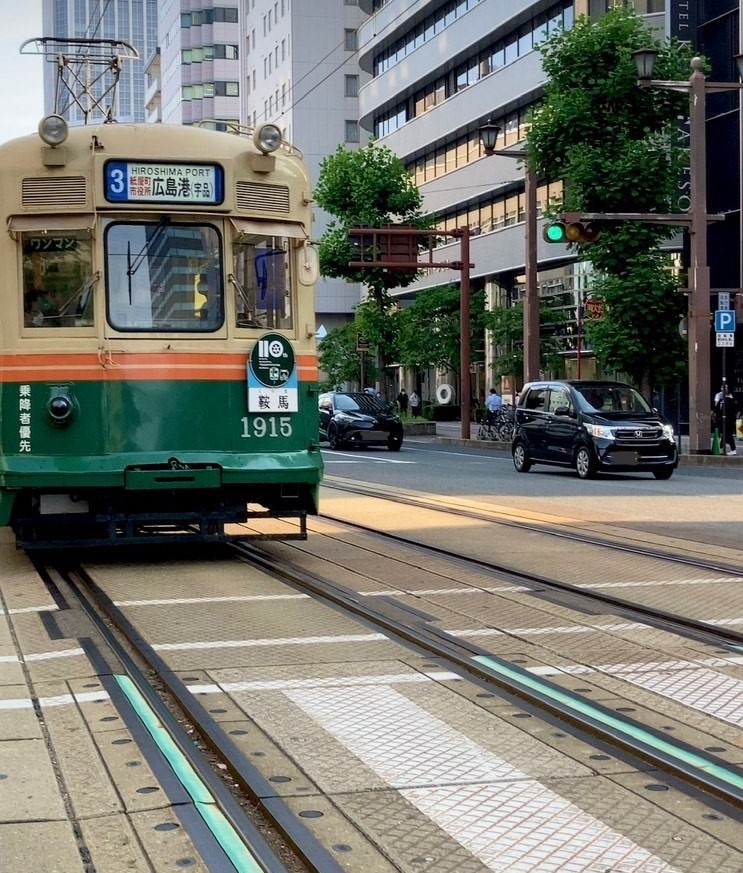 広島の路面電車と線路（イメージ）溝が深く、車いすの前輪がハマりやすい