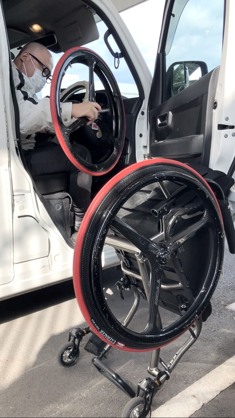 須山はアクティブ系の車いすを使用。車輪の真ん中についているボタンを押すと簡単に外れる