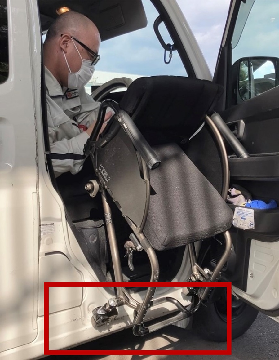 車いすを積みこむ様子。車いすの車輪が自身のクルマに当たってしまう