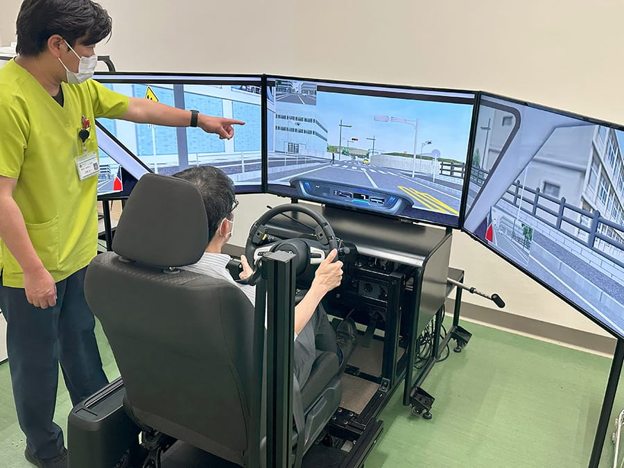 ドライビングシミュレーターを使用した評価の様子例