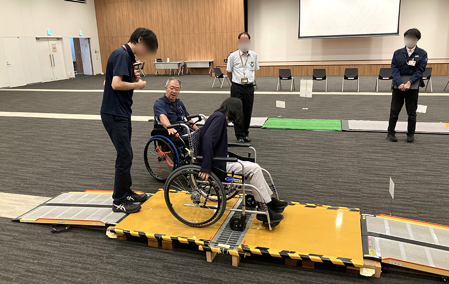 中垣が担当する社内向けバリアフリー研修。グレーチング（排水溝の蓋）に車いすの前輪がハマってしまうなど、健常者が普段目にも止まらないような気付きを得られる