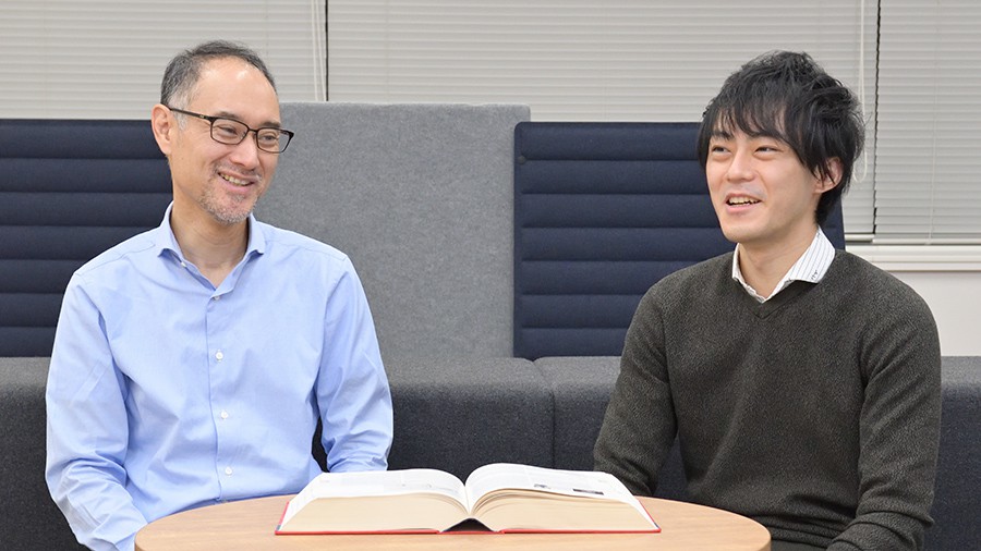 Interview with the researchers (from the left): Yoshihiro Okumatsu (Manipulator Research Team Leader), Manabu Nishiura (Manipulator Research Team Member)