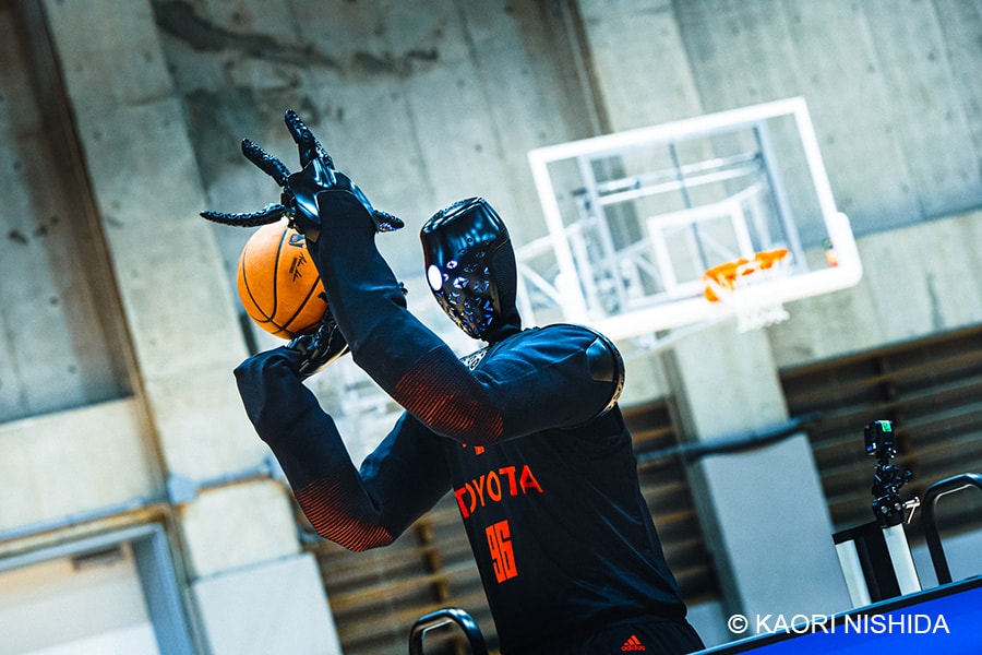 トヨタのAIバスケットボールロボット「CUE」と世界的コーチがシュート対決、その結果はいかに？