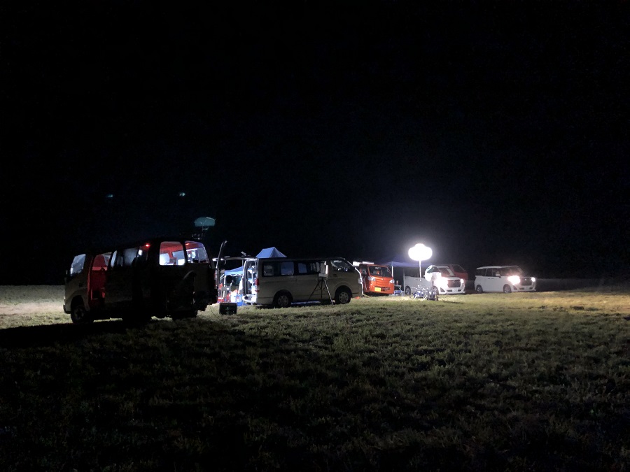 Figure 10 Simultaneous measurements with the Doppler Lidar (specifications at the time, installed on the cargo bed of the red light truck in the center). We have shared many hardships with Metro Weather and have become friends literally "lived under the same roof"