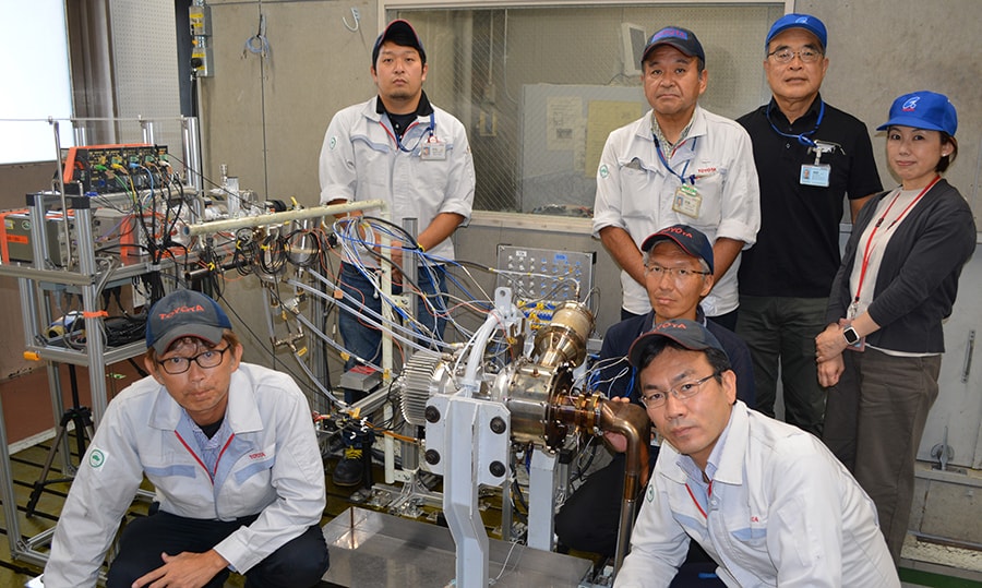 Figure 3 Members of the combustion development team Bottom left: Tatebayashi, Bottom right: Minami
