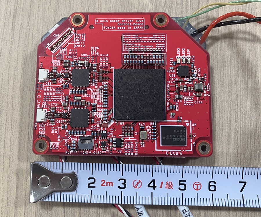 A servo amplifier that can control three joints simultaneously on one board