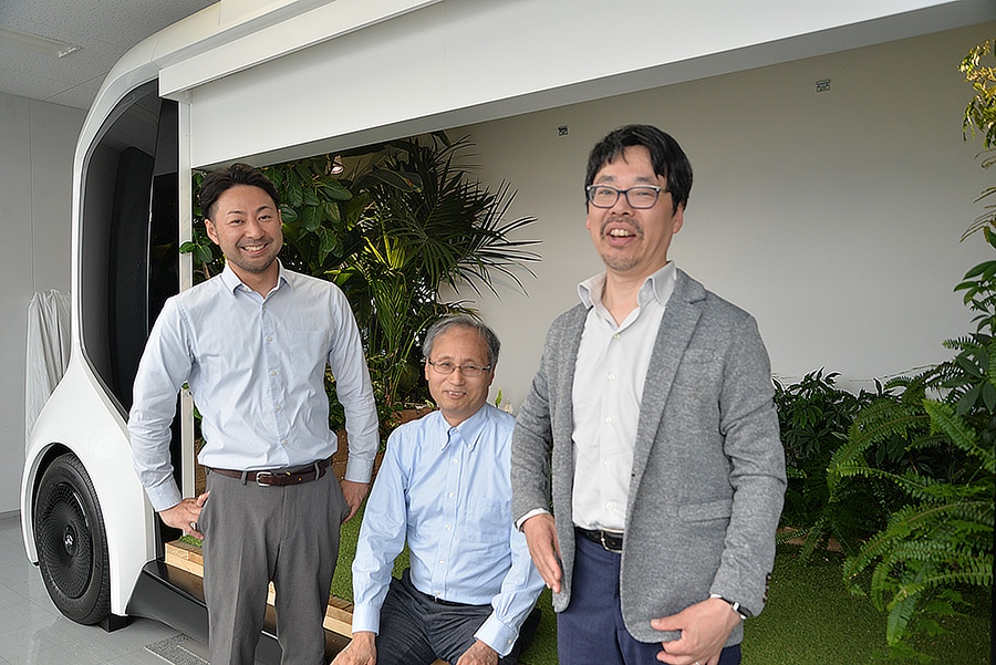 From left, Akinori Ikeuchi (TCRDL), Masayoshi Muramatsu (Toyota), Kenro Tokuhiro (TCRDL)