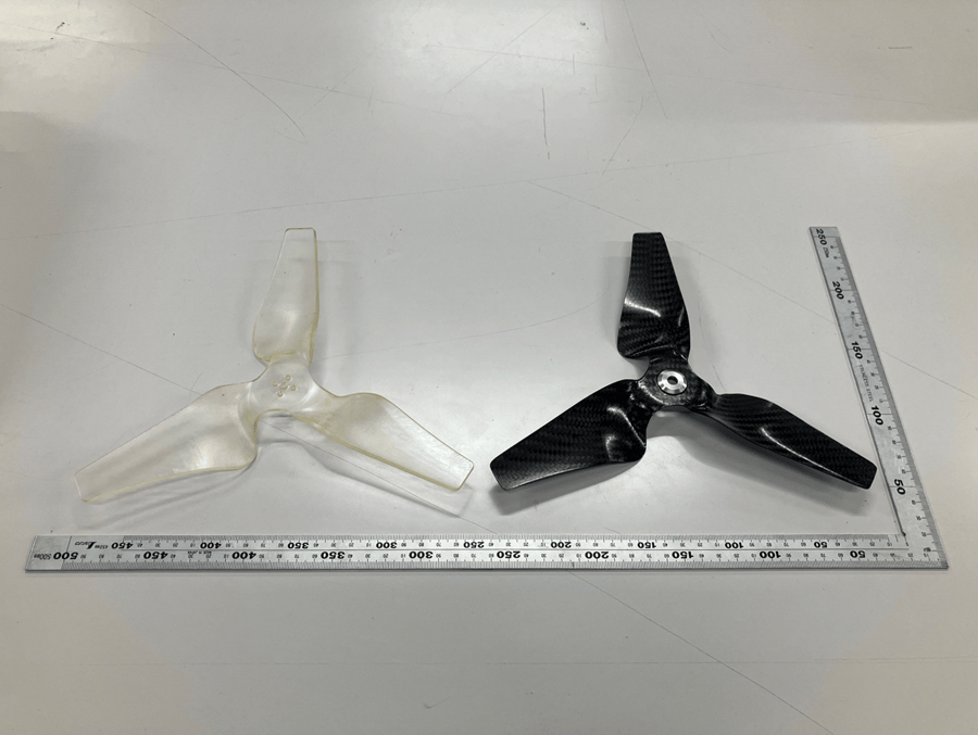 Figure 3 3D-printed blades (left) and CFRP blades manufactured by Carbon Section, Motomachi Plant Body Manufacturing Div. (right).