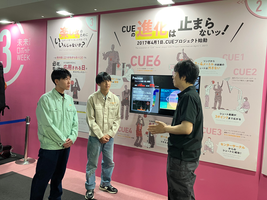 As part of collaboration with the Consortium of Human Education for Future Robot System Integration, technical college students conducted an interview with Nomi, who is the project manager of CUE.