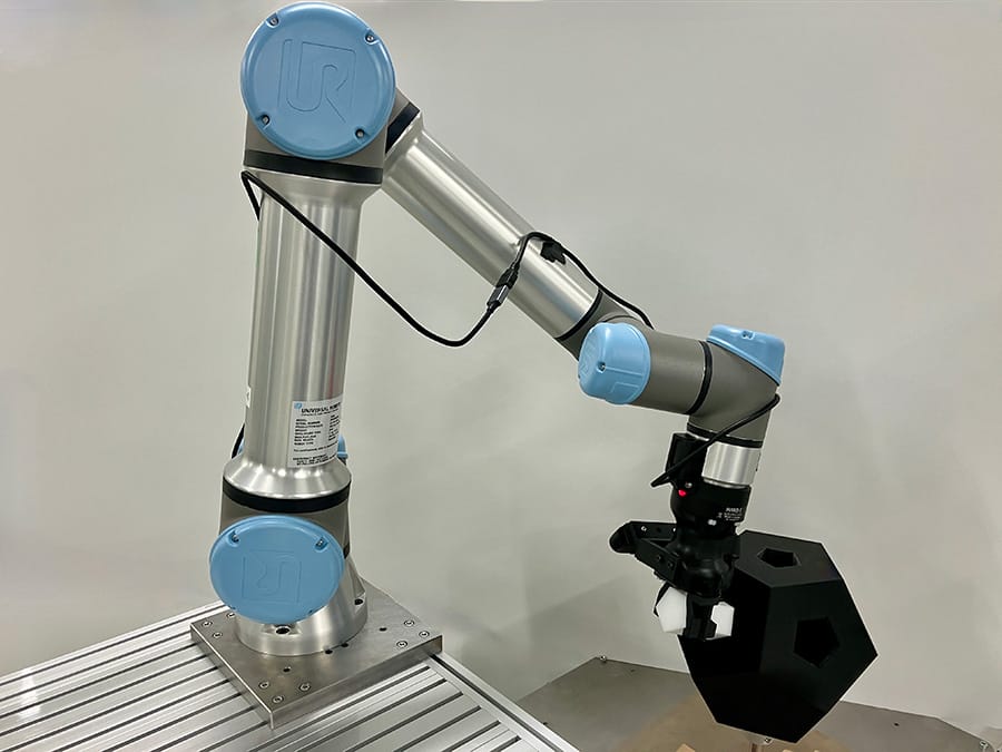 Force feedback control compensates for recognition errors by cameras, allowing objects to be inserted along their shape even into narrow gaps.