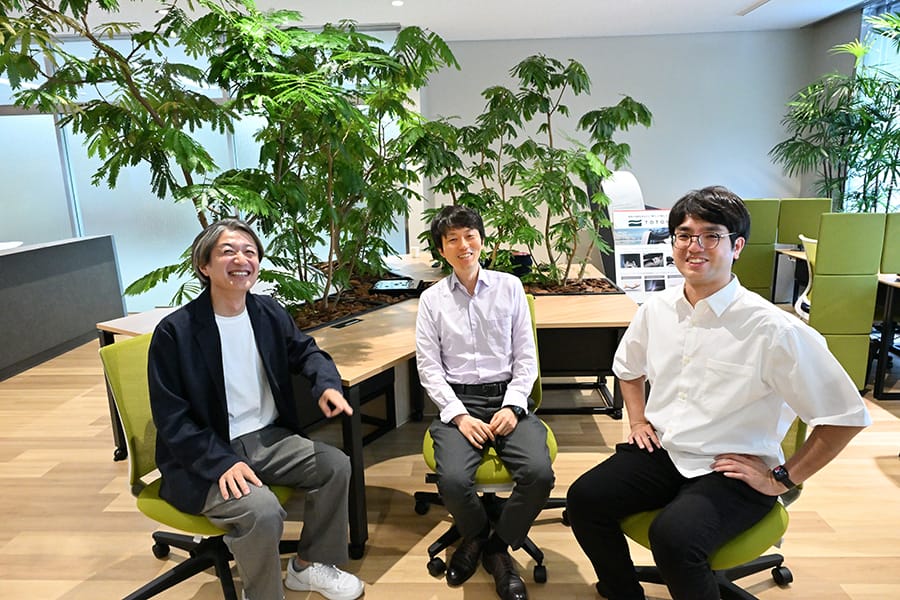 左から parkERs グリーンライフ室 クリエイティブマネージャー 辻永 岳史 トヨタ 総務部東京総務室 グループマネージャー 牛田 浩貴 トヨタ 未来創生センター 主任 伊藤 弘大