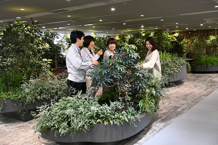 左から トヨタ BR BEV 主査 柳本 祐 トヨタ 未来創生センター 寺田 久美 parkERs プランツコーディネーター 市野澤 未和 parkERs 空間デザイナー 前田 藍