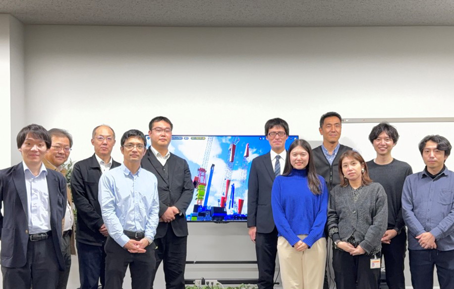 図5 プロジェクトメンバーの写真 筆者は右から2番目