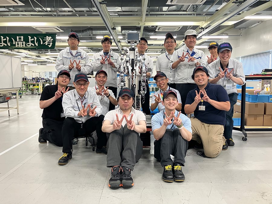 製作途中のELEYと研究メンバー。筆者は最前列左。