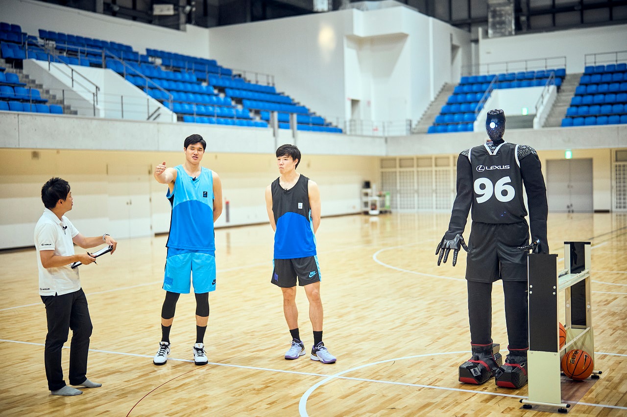 渡邊雄太選手、馬場雄大選手がAIバスケットボールロボットCUEと対戦