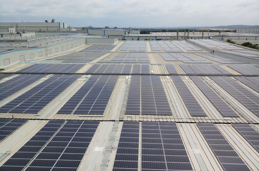 ビダディ工場屋上に設置された太陽光パネル