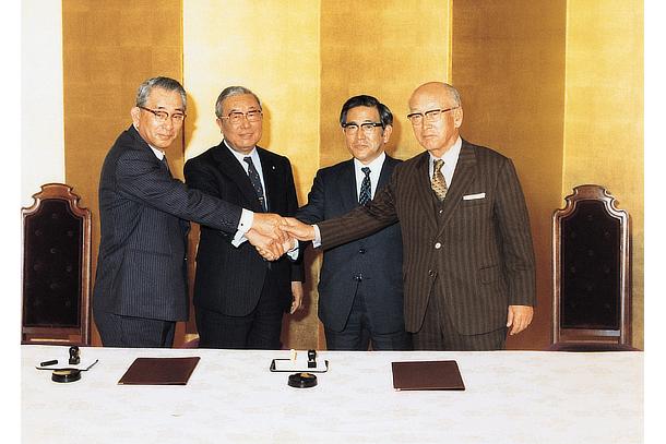 Signing ceremony of the merger agreement between Toyota Motor Co., Ltd. and Toyota Motor Sales Co., Ltd. (1982)