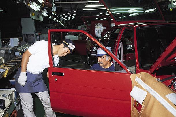 Practical training for NUMMI trainees at Takaoka Plant (1984)