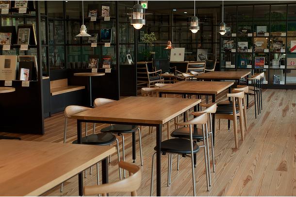 Museum Café: CARS & BOOKS