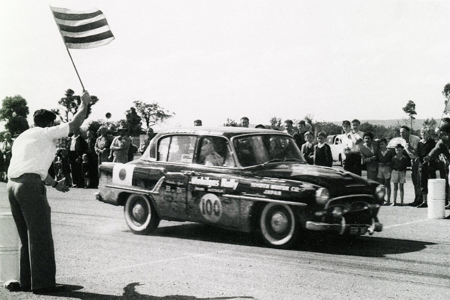1957年 オーストラリア一周ラリーに参戦するトヨペット・クラウン