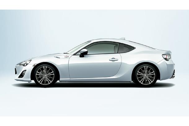 GT（クリスタルホワイトパール）＜オプション装着車＞