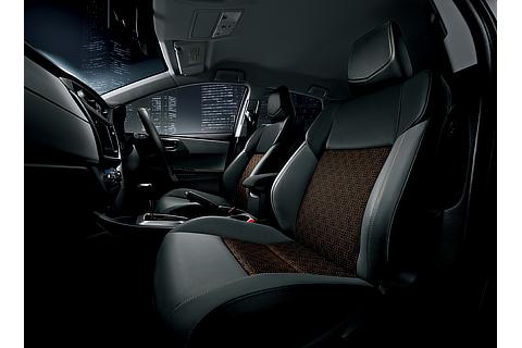 特別仕様車 150X“Blackish Lounge”（2WD）（内装色 ： ダークグレー）＜オプション装着車＞