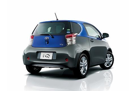 特別仕様車 130G“レザーパッケージ・グランブルー”（特別設定色 ： 2トーンサテンブルー）（サテンブルーマイカメタリック×グレーメタリック）