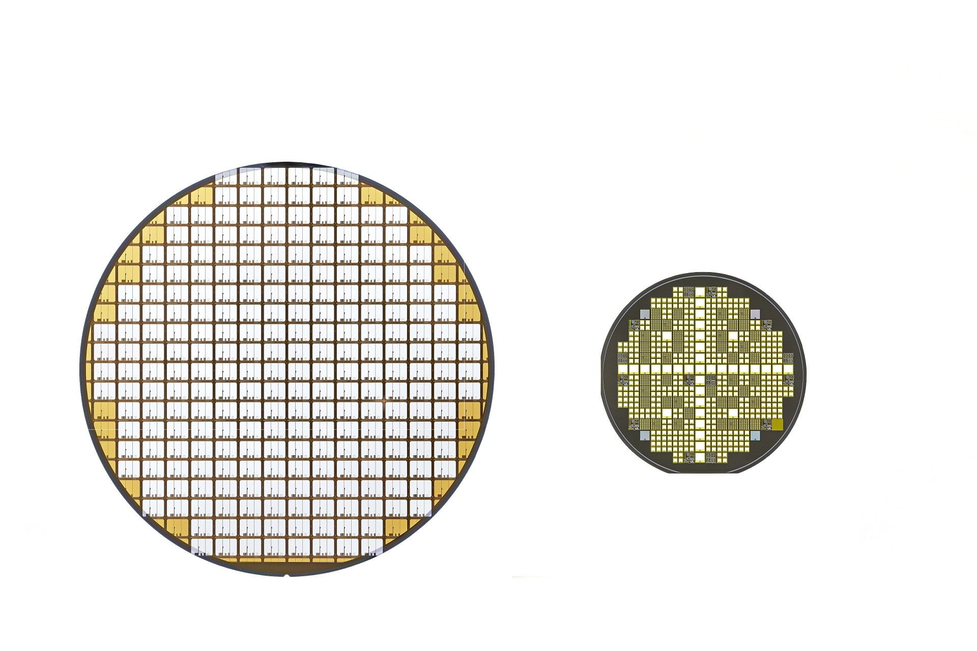 Left:<br>Silicon power semiconductor wafer (transistor)<br>Right:<br>SiC power semiconductor wafer (transistor)