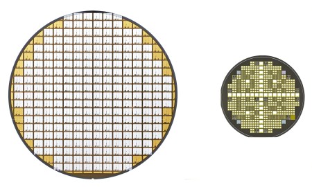 左：シリコンパワー半導体ウェーハ(トランジスタ)　右：SiCパワー半導体ウェーハ(トランジスタ)