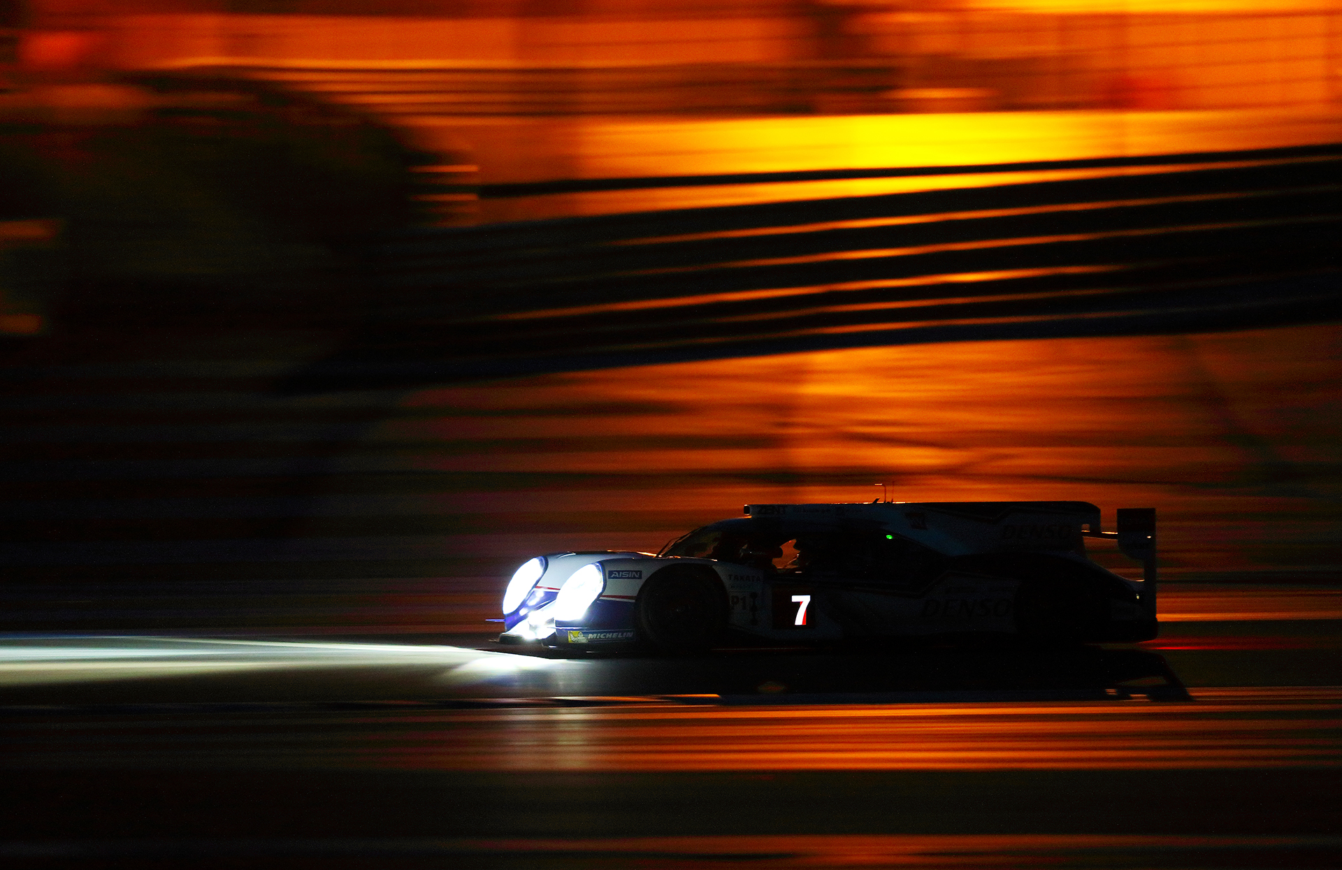 TS040 HYBRIDの走行シーン