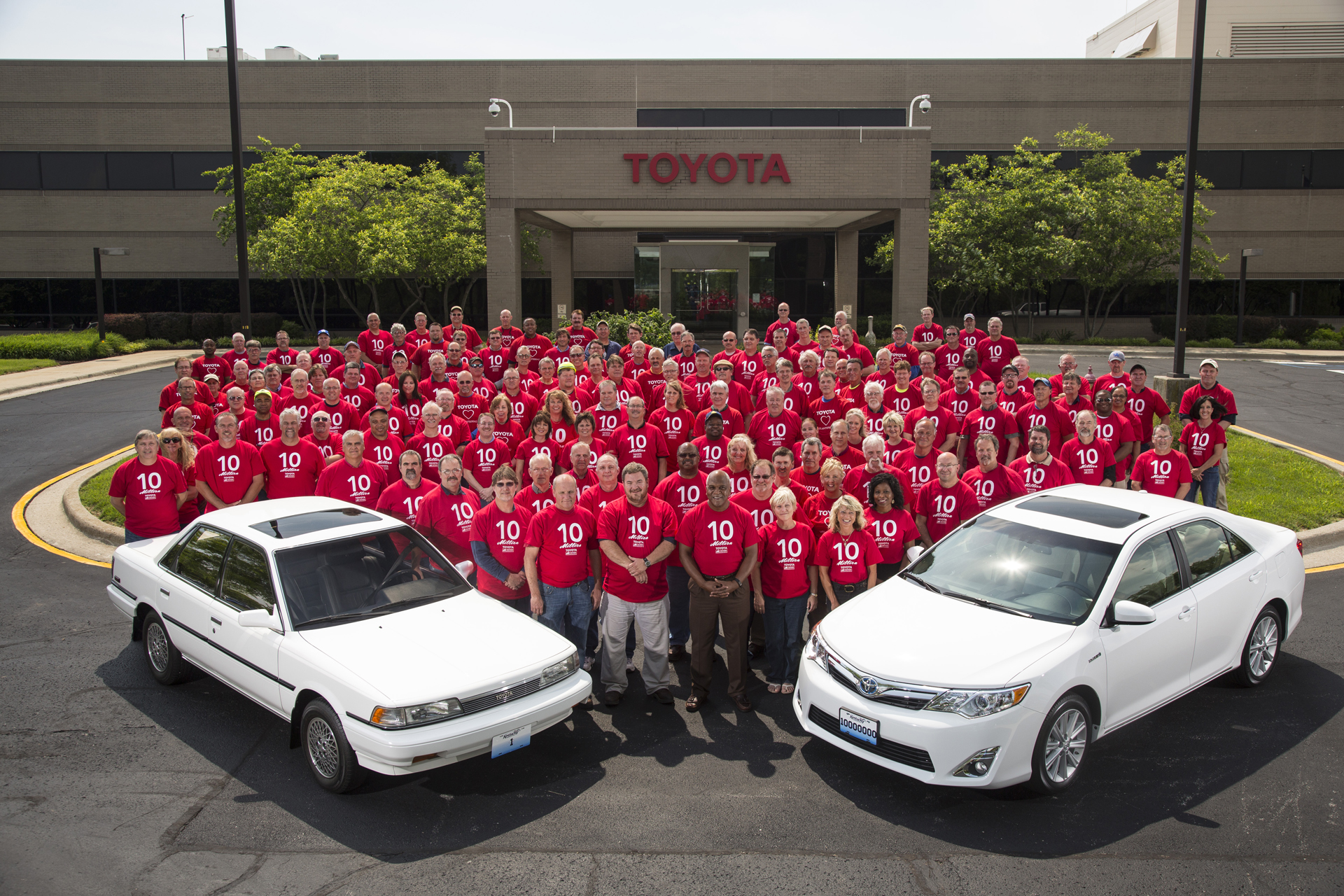 1st and 10-millionth Camry with TMMK members