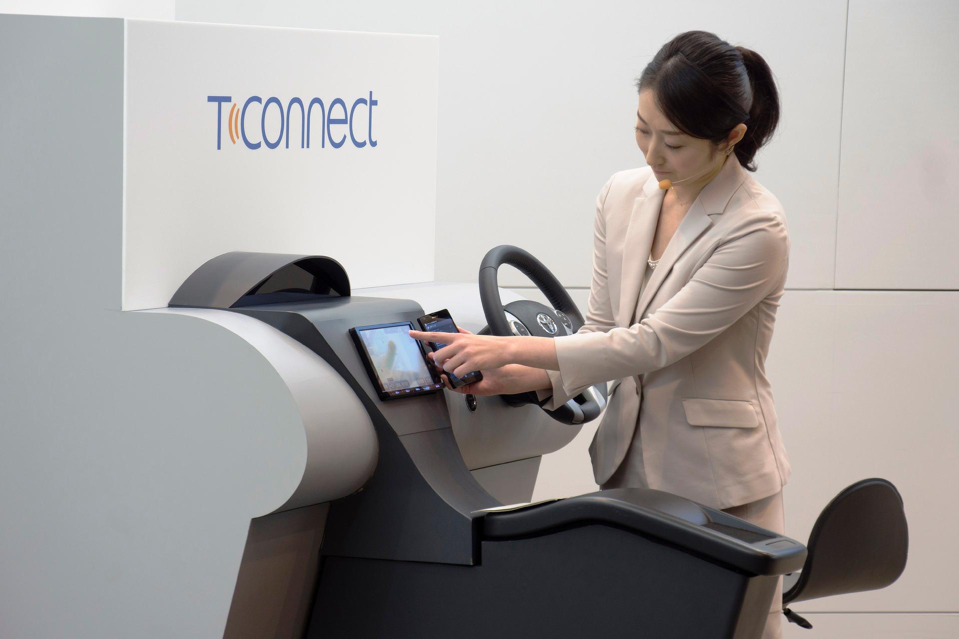 Ai Yashiro (Telematics Business Department, e-Toyota Division, TMC); T-Connect product demonstration