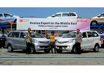 Avanza export ceremony held on June 16, 2014. From left to right: Tetsuo Miura (Director, PT Astra Daihatsu Motor); Amelia Tjandra (Director, PT Astra Daihatsu Motor); I Made Dana Tangkas (Director, PT Toyota Motor Manufacturing Indonesia)